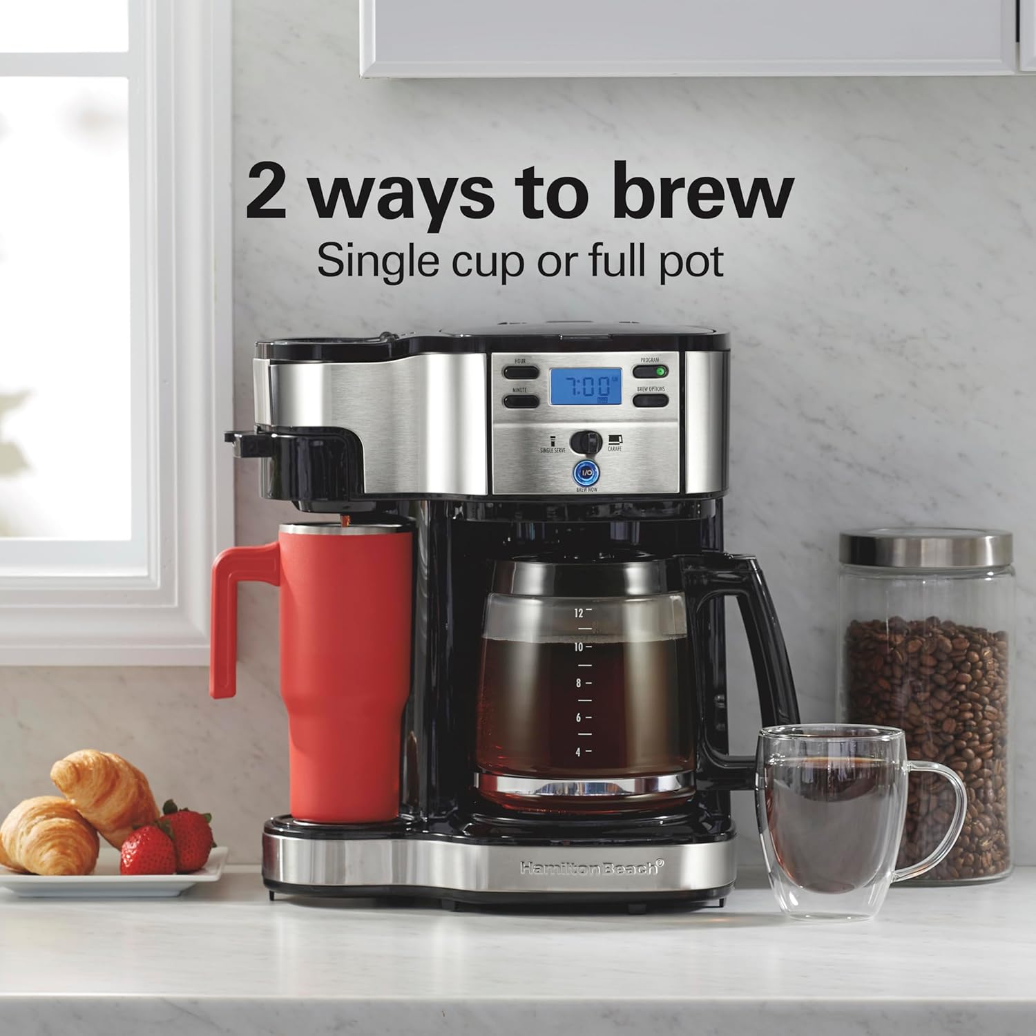 Cafeteira programável Hamilton Beach de 2 vias com capacidade para 12 xícaras e máquina de dose única, garrafa de vidro, pausar e despejar automático, preto (49980R)