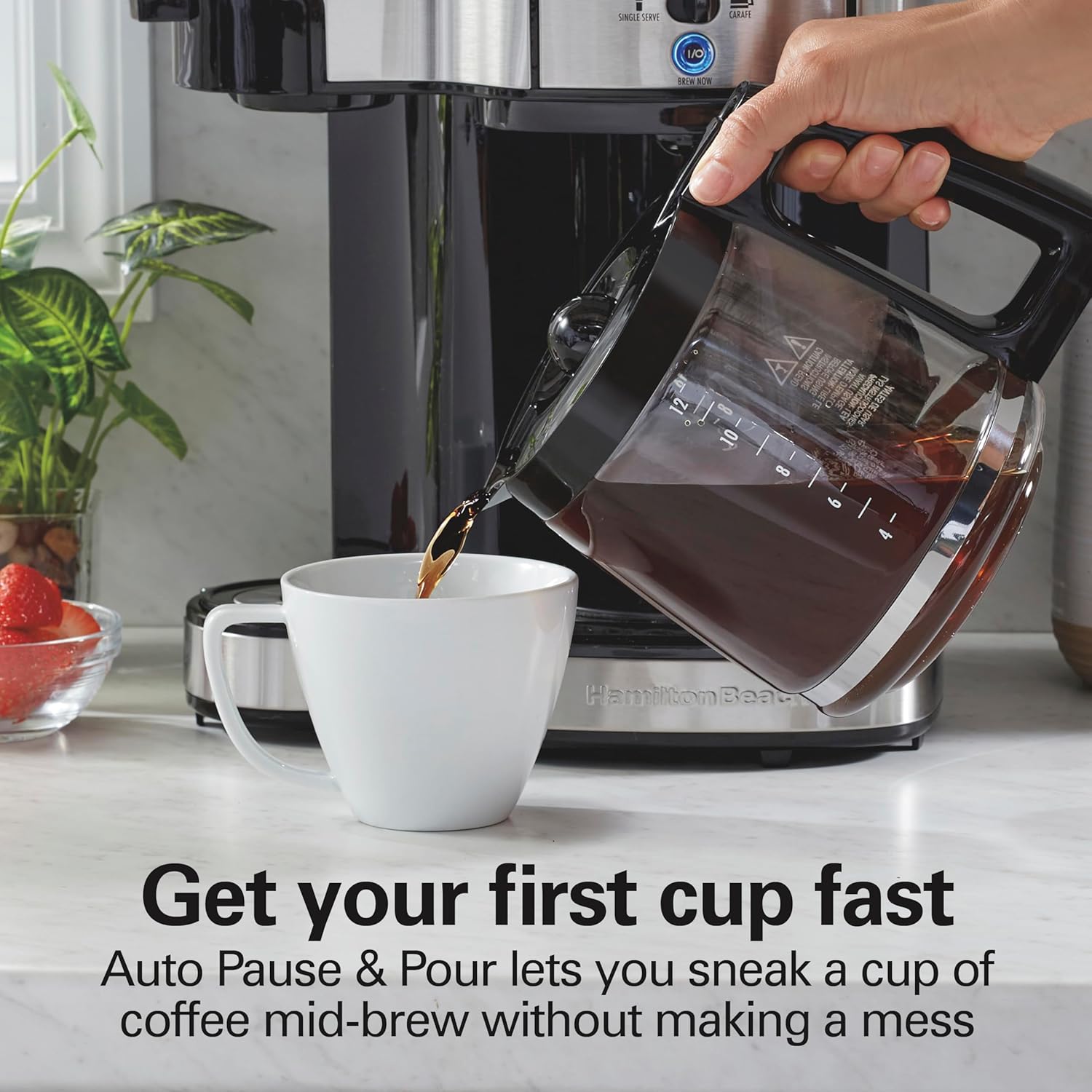 Cafeteira programável Hamilton Beach de 2 vias com capacidade para 12 xícaras e máquina de dose única, garrafa de vidro, pausar e despejar automático, preto (49980R)
